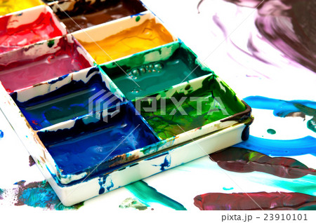 closeup of old used paintbox closeup of old used paintbox 23910101