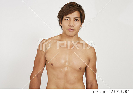 筋肉を見せるマッチョな若い男性 23913204