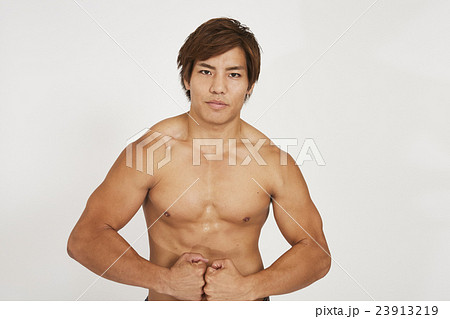 筋肉を見せるマッチョな若い男性の写真素材