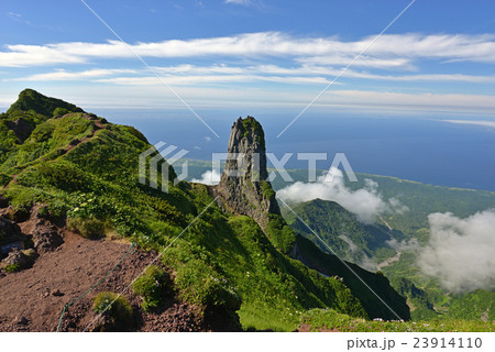 利尻山山頂から望む南峰とローソク岩 23914110