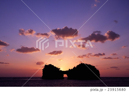 円月島に沈む夕陽 円月島に沈む夕陽 23915680