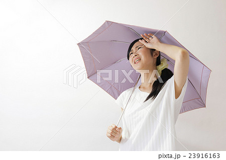 日傘をさす女性、憂鬱、暑い 23916163