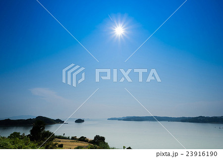 瀬戸内の海と太陽と島々の写真素材