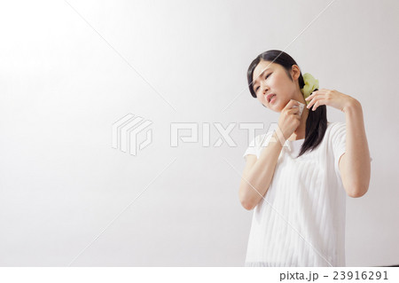 ハンカチで汗を拭く女性、憂鬱、ダレる 23916291