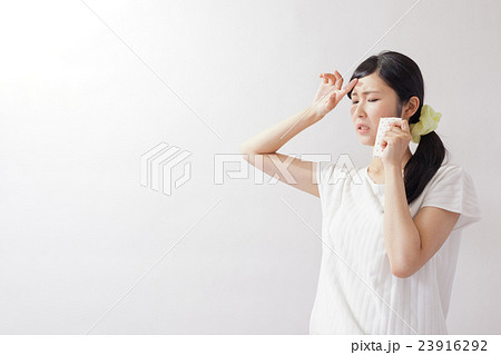 ハンカチで汗を拭く女性、憂鬱、ダレる ハンカチで汗を拭く女性、憂鬱、ダレる 23916292