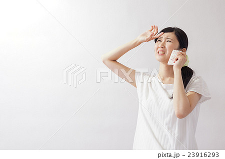 ハンカチで汗を拭く女性、憂鬱、ダレる 23916293