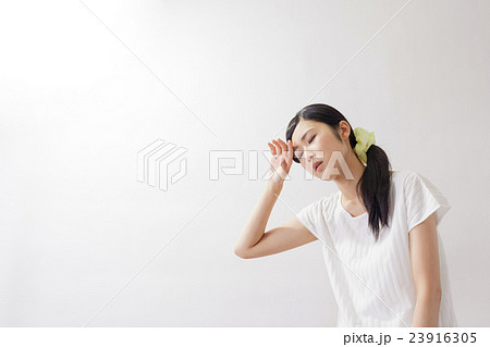 直射日光を嫌がる女性 23916305