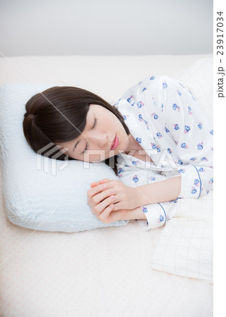 寝起き 女性 寝起き 女性 23917034