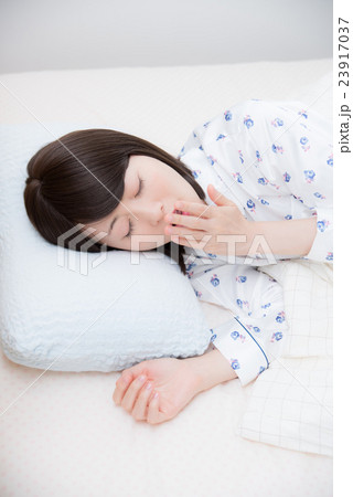 寝起き 女性 寝起き 女性 23917037