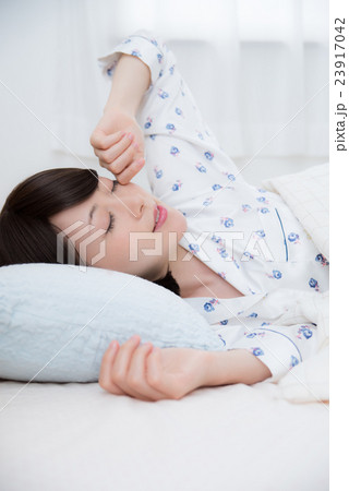 寝起き 女性 寝起き 女性 23917042