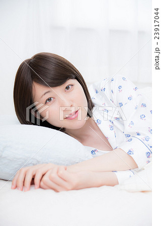 寝起き 女性 寝起き 女性 23917044