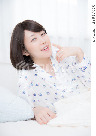 寝起き 女性 寝起き 女性 23917050
