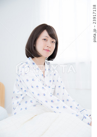 寝起き　女性 23917138