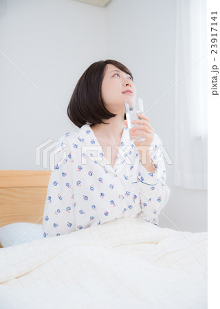 寝起き 女性 寝起き 女性 23917141