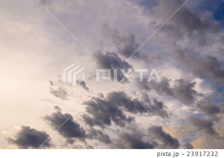 台風接近中の空　台風の季節　曇り空　夕方　夕暮れ　日暮れの空　真夏の空　コピースペース　文字スペース 23917232