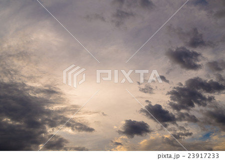 台風接近中の空　台風の季節　曇り空　夕方　夕暮れ　日暮れの空　真夏の空　コピースペース　文字スペース 23917233