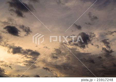 台風接近中の空 台風の季節 曇り空 夕方 夕暮れ 日暮れの空 真夏の空 コピースペース 文字スペース 台風接近中の空 台風の季節 曇り空 夕方 夕暮れ 日暮れの空 真夏の空 コピースペース 文字スペース 23917248
