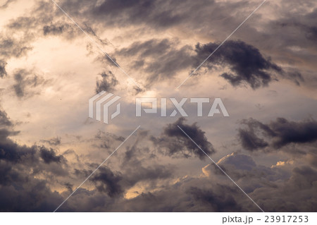 台風接近中の空 台風の季節 曇り空 夕方 夕暮れ 日暮れの空 真夏の空 コピースペース 文字スペース 台風接近中の空 台風の季節 曇り空 夕方 夕暮れ 日暮れの空 真夏の空 コピースペース 文字スペース 23917253