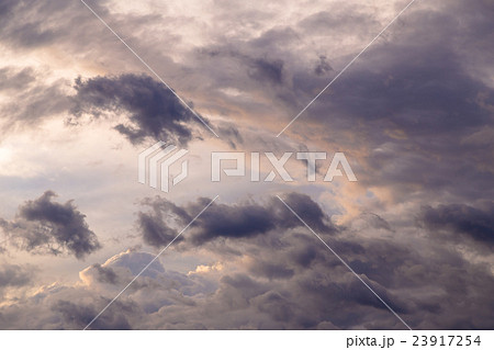 台風接近中の空 台風の季節 曇り空 夕方 夕暮れ 日暮れの空 真夏の空 コピースペース 文字スペース 台風接近中の空 台風の季節 曇り空 夕方 夕暮れ 日暮れの空 真夏の空 コピースペース 文字スペース 23917254