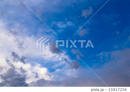 台風接近中の空 台風の季節 曇り空 夕方 夕暮れ 日暮れの空 真夏の空 コピースペース 文字スペース 台風接近中の空 台風の季節 曇り空 夕方 夕暮れ 日暮れの空 真夏の空 コピースペース 文字スペース 23917256
