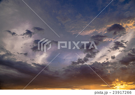 台風接近中の空 台風の季節 曇り空 夕方 夕暮れ 日暮れの空 真夏の空 コピースペース 文字スペース 台風接近中の空 台風の季節 曇り空 夕方 夕暮れ 日暮れの空 真夏の空 コピースペース 文字スペース 23917266