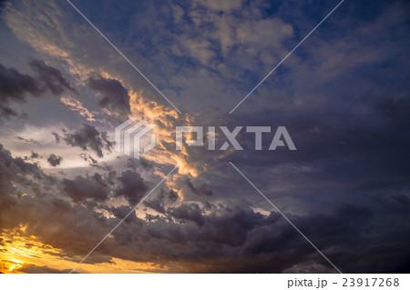 台風接近中の空 台風の季節 曇り空 夕方 夕暮れ 日暮れの空 真夏の空 コピースペース 文字スペース 台風接近中の空 台風の季節 曇り空 夕方 夕暮れ 日暮れの空 真夏の空 コピースペース 文字スペース 23917268