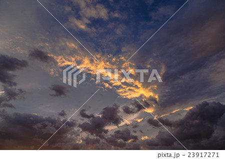台風接近中の空　台風の季節　曇り空　夕方　夕暮れ　日暮れの空　真夏の空　コピースペース　文字スペース 23917271