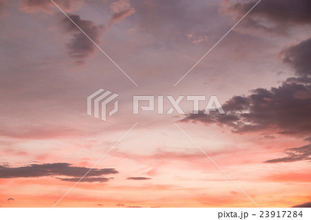 台風接近中の空　台風の季節　曇り空　夕方　夕暮れ　日暮れの空　真夏の空　コピースペース　文字スペース 23917284