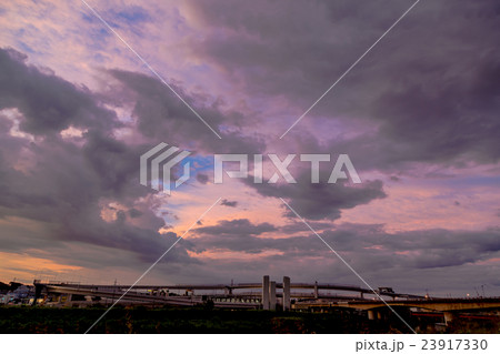 台風接近中の空 台風の季節 曇り空 夕方 夕暮れ 日暮れの空 真夏の空 コピースペース 文字スペース 台風接近中の空 台風の季節 曇り空 夕方 夕暮れ 日暮れの空 真夏の空 コピースペース 文字スペース 23917330