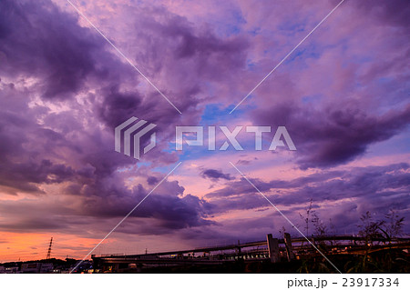 台風接近中の空 台風の季節 曇り空 夕方 夕暮れ 日暮れの空 真夏の空 コピースペース 文字スペース 台風接近中の空 台風の季節 曇り空 夕方 夕暮れ 日暮れの空 真夏の空 コピースペース 文字スペース 23917334
