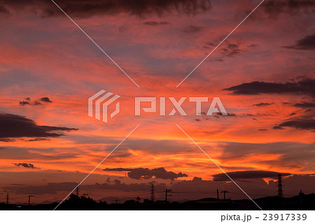 台風接近中の空 台風の季節 曇り空 夕方 夕暮れ 日暮れの空 真夏の空 コピースペース 文字スペース 台風接近中の空 台風の季節 曇り空 夕方 夕暮れ 日暮れの空 真夏の空 コピースペース 文字スペース 23917339