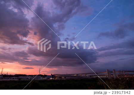 台風接近中の空　台風の季節　曇り空　夕方　夕暮れ　日暮れの空　真夏の空　コピースペース　文字スペース 23917342
