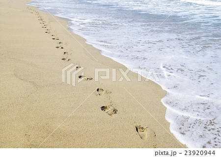砂浜の上の足跡の写真素材