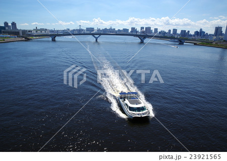 夏の東京湾 紺碧の水面と白い航跡 b 23921565