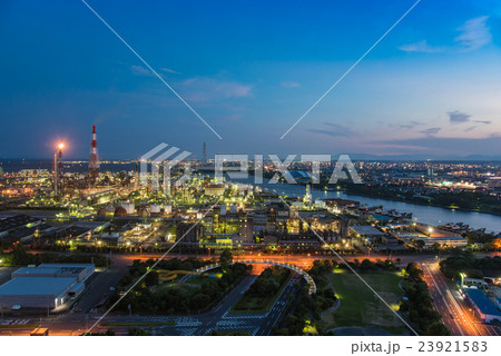 四日市港　コンビナートの工場夜景 23921583