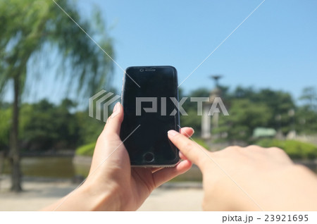 鶴舞公園でスマートフォン 23921695
