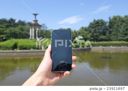鶴舞公園でスマートフォン 23921697