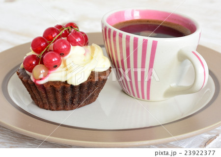 homemade cake with berries homemade cake with berries 23922377