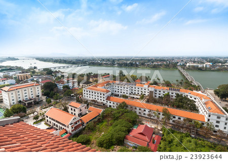 ベトナムのフエの町並み（新市街と旧市街） 23923644