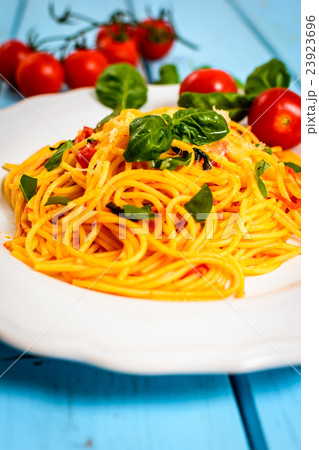 Spaghetti with tomato sauce 23923696