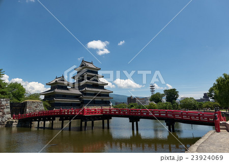 赤い橋(埋橋)と松本城、長野県 赤い橋(埋橋)と松本城、長野県 23924069