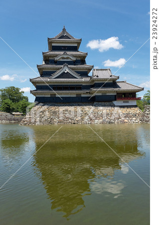 南側正面から見た松本城 縦構図 長野県の写真素材