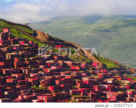 朝日を浴びたラルンガルゴンパ 23927717