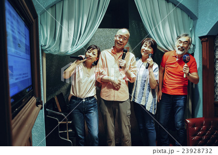 シニア　カラオケ_ 23928732