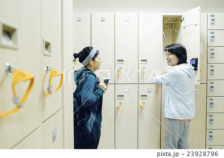 シニア ジムのロッカールーム_ シニア ジムのロッカールーム_ 23928796