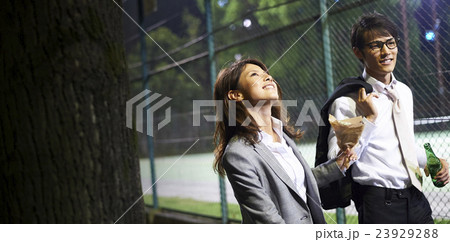 仕事終わりにデートをするカップルの写真素材