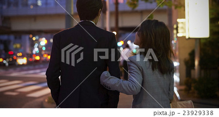 仕事終わりにデートをするカップル 仕事終わりにデートをするカップル 23929338