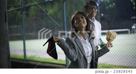 仕事終わりにデートをするカップル 23929345