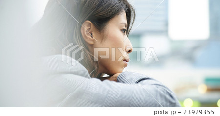 キャリアウーマン　仕事イメージ 23929355