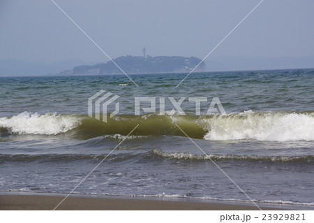 波と江の島 23929821